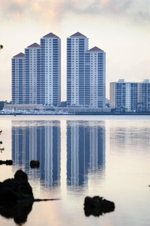 North Ft. Myers, Florida, USA - February 25, 2011: View across Caloosahatchee River toward Ft. Myersのeditorial素材