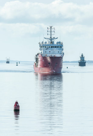 New Bedford, Massachusetts, USA - August 27, 2019: Support vessel Geosea passing lighthouse on way to New Bedfordのeditorial素材