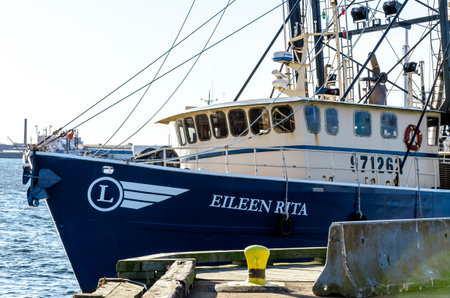 New Bedford, Massachusetts, USA - November 30, 2019: Commercial fishing boat Eileen Rita sweeping around end of State Pierのeditorial素材