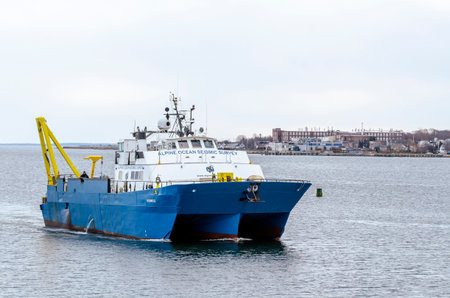 New Bedford, Massachusetts, USA - April 8, 2018: R/V Shearwater, hailing port New York, NY, on her way into New Bedford on hazy morningのeditorial素材
