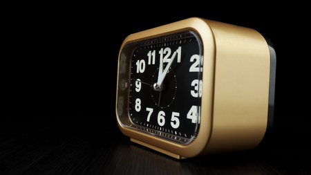 alarm analog clock to wake someone up in the morning