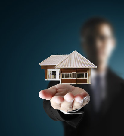 house in human hands の写真素材