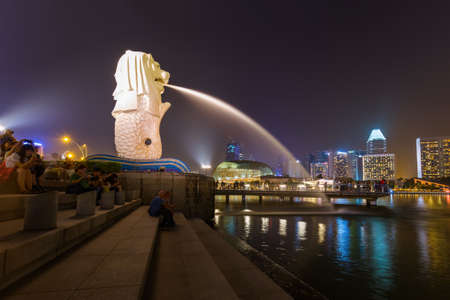 SINGAPORE - APRIL 30: Merlion statue fountain on April 30, 2016 in Singapore.のeditorial素材