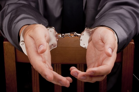 Arrest, arrested a man in handcuffs during the interrogation.