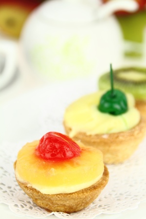 Creamy dessert tarts with fruitsの写真素材
