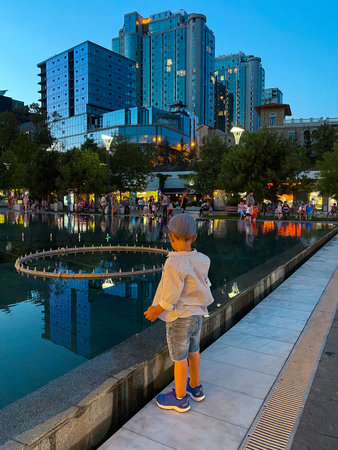 Little boy looks at the fountain in Odessa, Arcadiaの写真素材