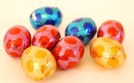 close-up of colorful small eggs against white background for your easter design の写真素材