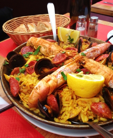 paella on tableの素材