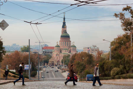 KHARKIV, UKRAINE - OCTOBER 18, 2015: People cross the road not far from the Annunciation Cathedral in Kharkivのeditorial素材