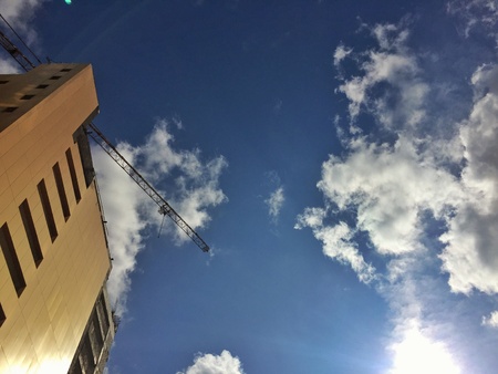 Looking high up in the skyの素材