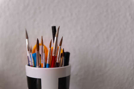 Art supplies containing bunch of paint brushes in a cup.の写真素材