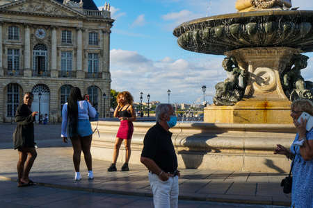 Bordeaux - 08/27/2020: tourists taking pictures and phoning near fountain in Place de la Bourseのeditorial素材