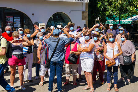 Saintes Maries de la Mer - 09/04/2020: Saintes Maries de la Mer - 09/04/2020: tourists wearing mask protection listening to a guideのeditorial素材