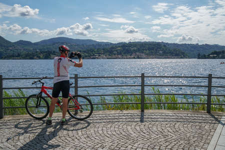 Pella - 07/12/2020: a niker taking pictures of Orta's lakeのeditorial素材