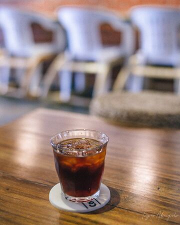 drink tea in a glass on the table with a background motion blurの写真素材