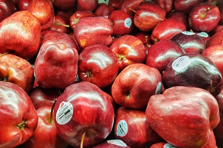 bright red and fresh apples in the supermarketのeditorial素材