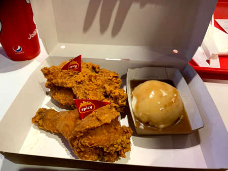 ice cream flavor frozen dessert pattern in white cup hand holding on table background.の写真素材