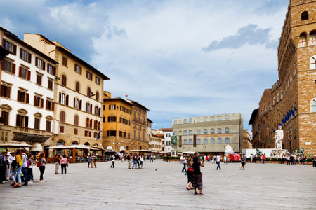 FLORENCE, ITALY - MAY 8, 2014:  Tourists on the Piazza della Signoria, Florence, Italy.のeditorial素材