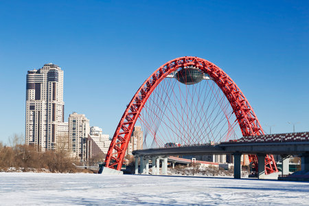 MOSCOW, RUSSIA - FEBRUARY 16, 2015: Red bridge over the frozen Moskva river, Moscow, Russiaのeditorial素材