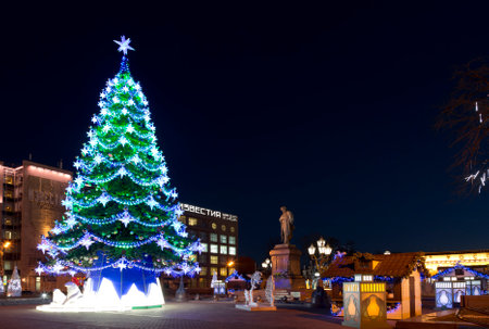 MOSCOW, RUSSIA - DECEMBER 28, 2015: Christmas night Moscow, Pushkinskaya squareのeditorial素材