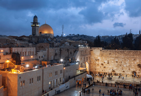 JERUSALEM, ISRAEL - NOVEMBER 01, 2016: The wailing Wall and the Dome of the Rock in the Old city of Jerusalem n the evening, Israelのeditorial素材