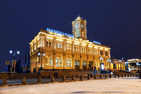 The building of the Leningrad station on Komsomolskaya square in the winter evening. Moscow, Russiaのeditorial素材