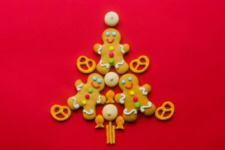 Delicious Christmas gingerbread men in the form of a Christmas tree.