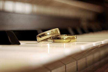 Two rings on a grand piano, gold; grand; highの写真素材
