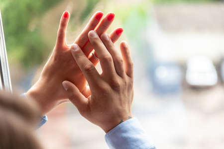 Smooth focus, loving couples go hand in hand, and promise to take care of each other with love and care.の写真素材