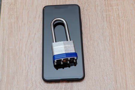 smartphone with metal padlock close upの写真素材