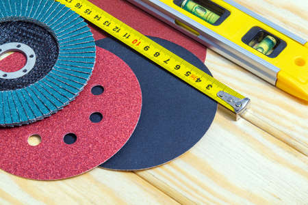 Set of abrasive tools and building level for cleaning or sanding various objects