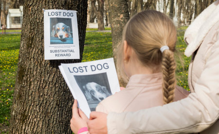 Mom soothes the girl who lost the dog