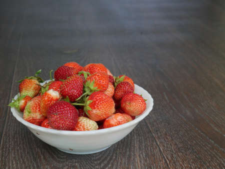 red strawberries in a plate closeの写真素材
