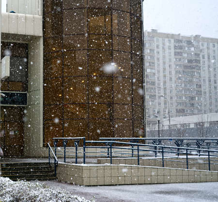 MOSCOW, RUSSIA-November 22, 2021: The building of a small shopping center. Snow is falling.のeditorial素材
