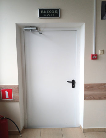 The door and a sign with the inscription exit in Russian above it.の写真素材
