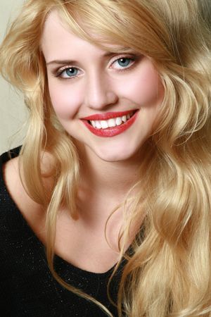 Close-up portrait of a smiling young girlの写真素材