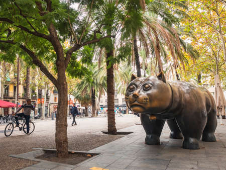 The Raval Cat El gato del Raval Figure of Bronze cat Large statue City street art in Barcelona SPAIN, BARCELONA - OCT 13, 2018のeditorial素材