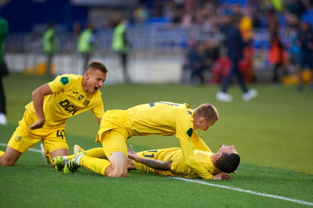KHARKIV, UKRAINE - SEPTEMBER 5, 2021: Players of Metalist celebrating goal. The football match of Ukrainian PFL FC Metal vs VPK-Agroのeditorial素材