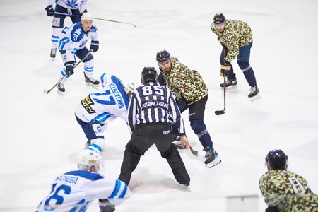 KHARKIV, UKRAINE - DECEMBER 9, 2021: The hockey match of Ukrainian hockey league Rulav Oddr vs Sokilのeditorial素材