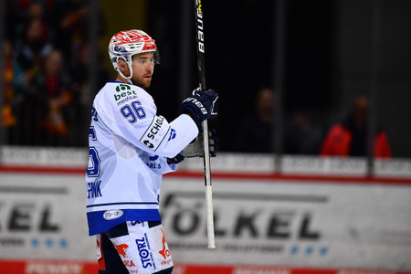 DUSSELDORF, GERMANY - DECEMBER 4, 2022: Hockey match DEL Duesseldorfer EG - Swenninger Wild Winsのeditorial素材