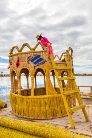 Floating Islands on Lake Titicaca Puno, Peru, South America, thatched home. Dense root that plants Khili interweave form natural layer about one to two meters thick that support islandsのeditorial素材