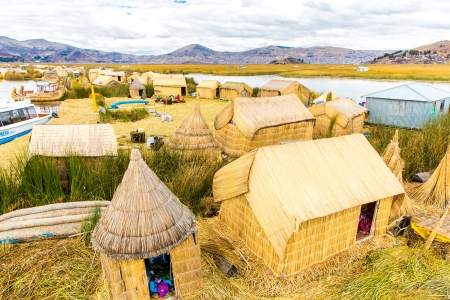 Floating Islands on Lake Titicaca Puno, Peru, South America, thatched home. Dense root that plants Khili interweave form natural layer about one to two meters thick that support islandsのeditorial素材