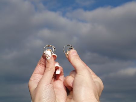 two hands, men and women, held in the hands of wedding ringsの写真素材