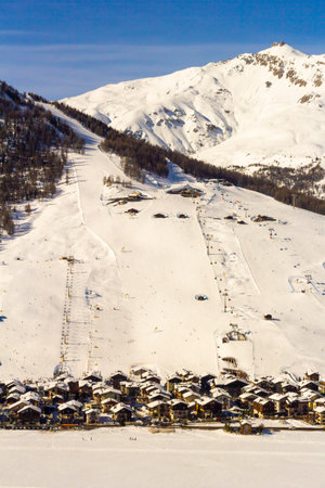 The snow lives here, on the gentle slopes of this valley that seems to have been created precisely for skiing. In Livigno the season starts earlier than in most other ski resorts, from late November to early May. That's why snow lovers prefer Livigno.の写真素材