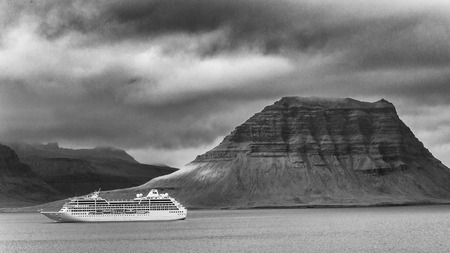 GrundarfjÃ¶rÃ ° ur mountain and cruise shipの写真素材