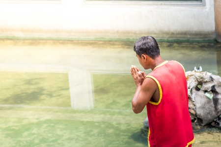 Thailand, Samutprakan,June 11, 2017: Worship before the Crocodile show, Is the belief of the actor for mind. At Samut Prakan Crocodile Farm and Zoo.のeditorial素材