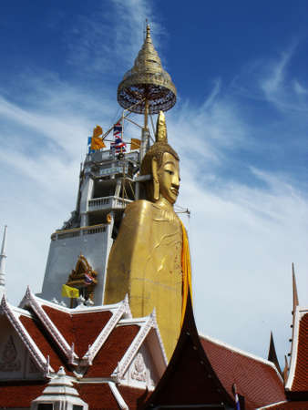 Bangkok, Thailand, September 9, 2015: A 32 meter Buddha towers over the rooftops at Wat Intharawihan in Bangkok, Thailandのeditorial素材