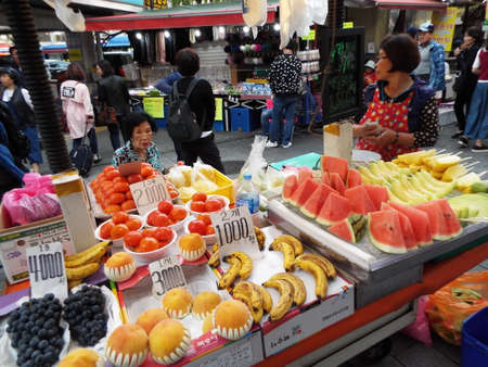 Seoul, South Korea, October 6, 2016: Two women at a fruit stall at the Namdaemun market. Seoulのeditorial素材