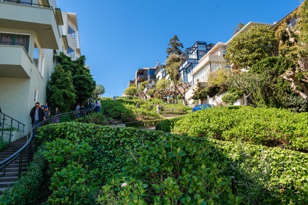 SAN FRANCISCO, USA - March 30, 2019: Lombard Street, known as crooked street in San Francisco, California. USAのeditorial素材
