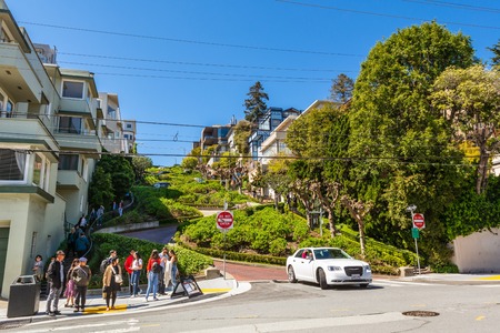 SAN FRANCISCO, USA - March 30, 2019: Lombard Street, known as crooked street in San Francisco, California. USAのeditorial素材